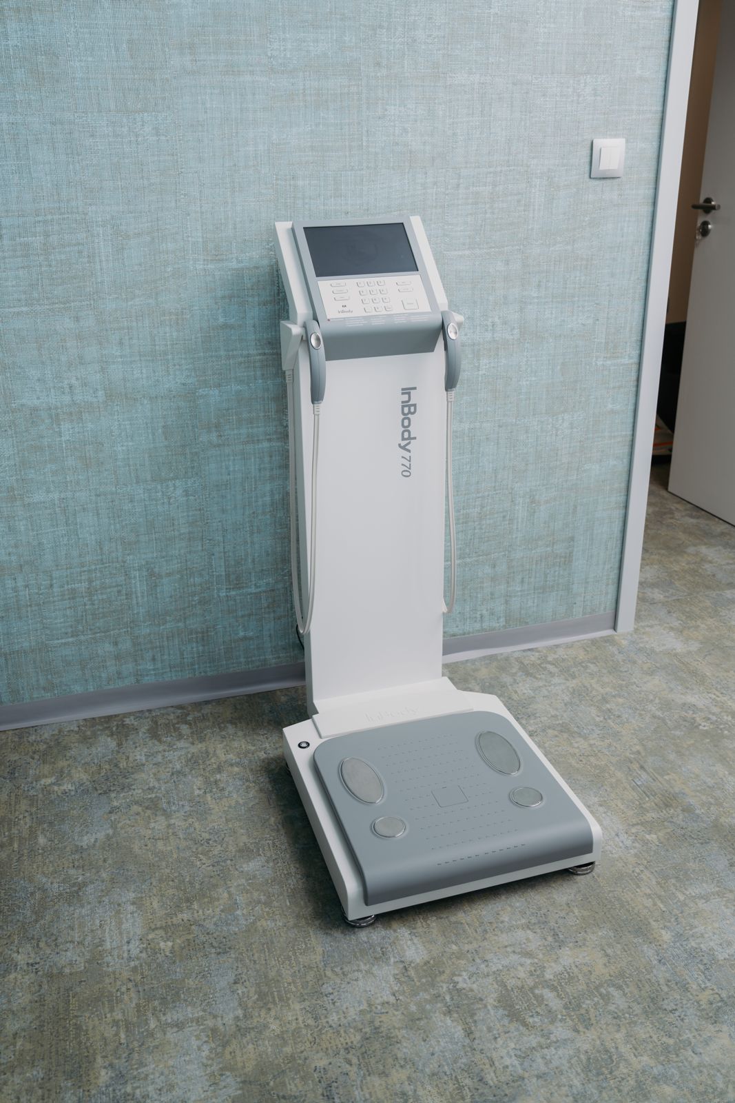 Dispozitivul InBody 770 cu care se analizează compoziția corporală