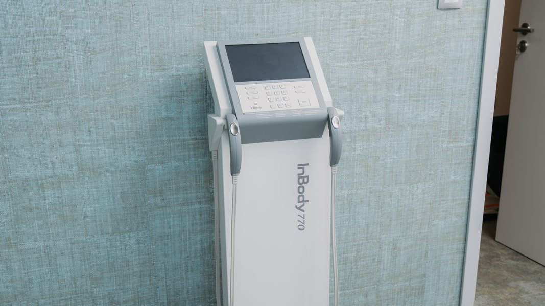 Dispozitivul InBody 770 cu care se analizează compoziția corporală