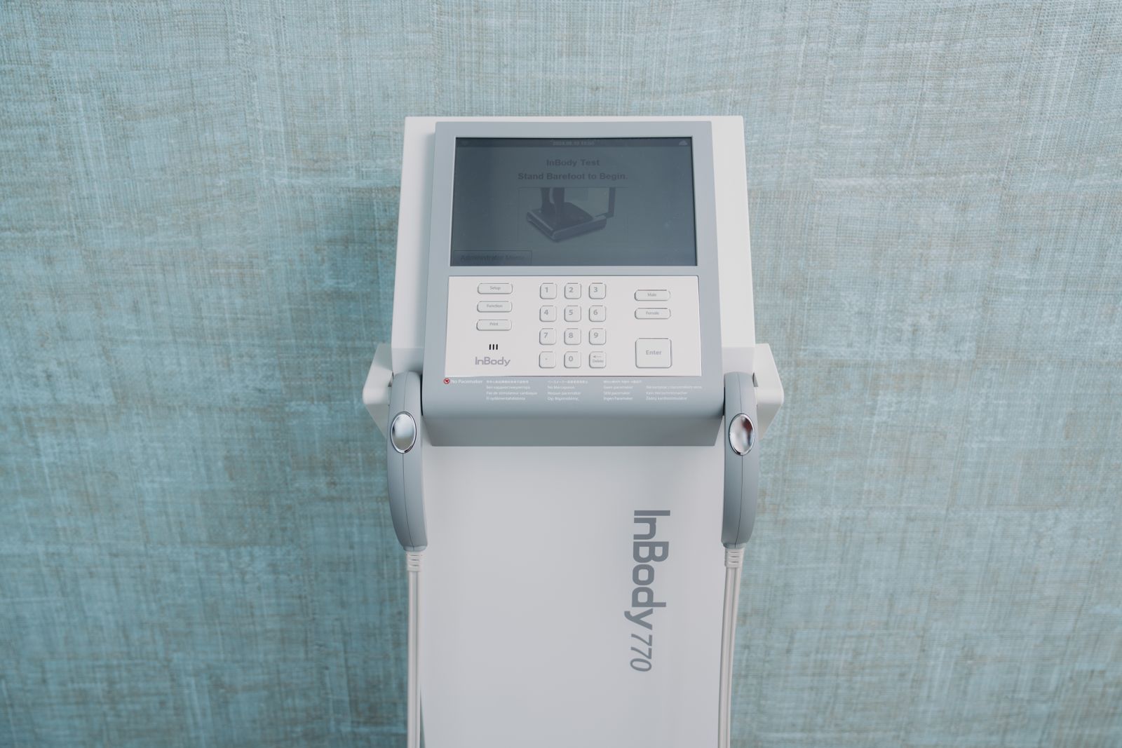 Dispozitivul InBody 770 cu care se analizează compoziția corporală.