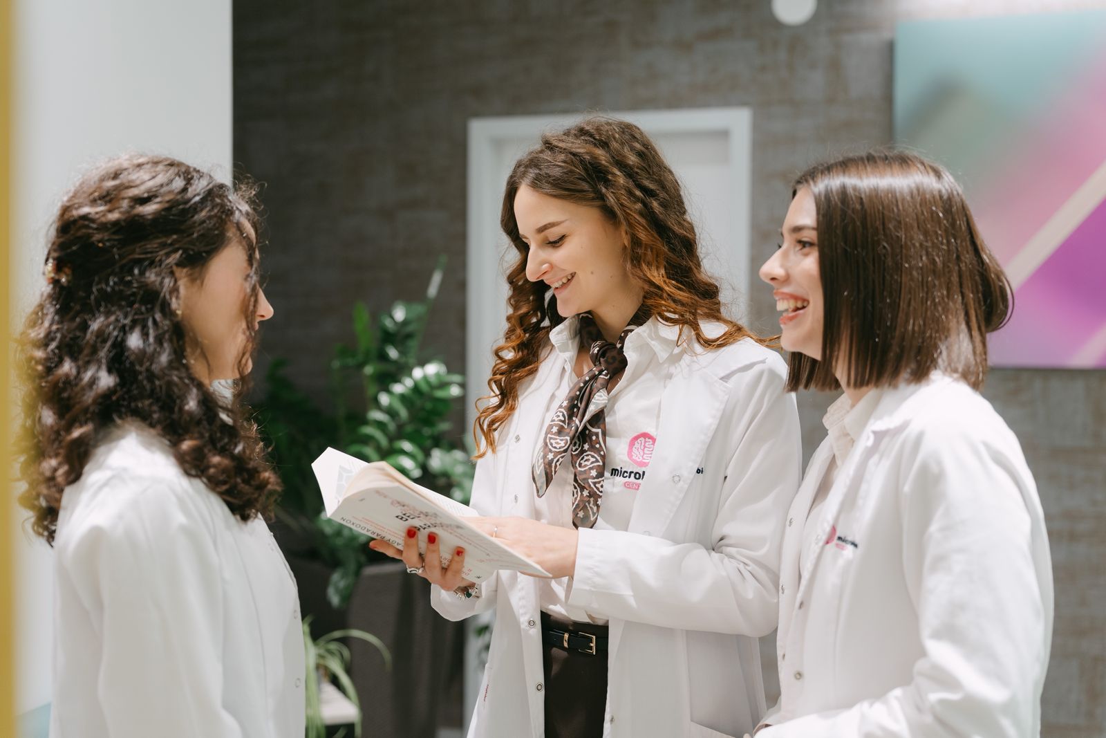 Echipa medicală care evaluează rezultatele.